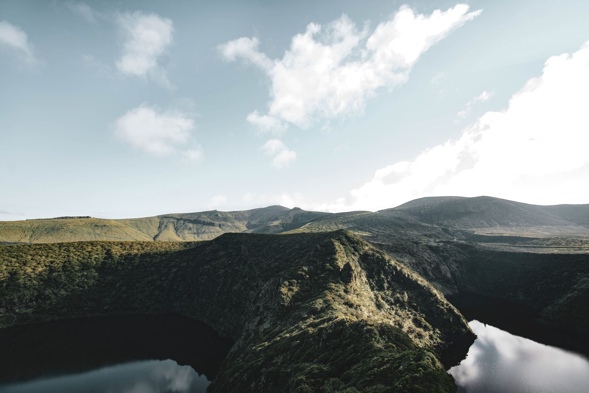 A cratera vulcânica verde do Caldeirão, no Corvo, com a sua pequena lagoa e paredes íngremes