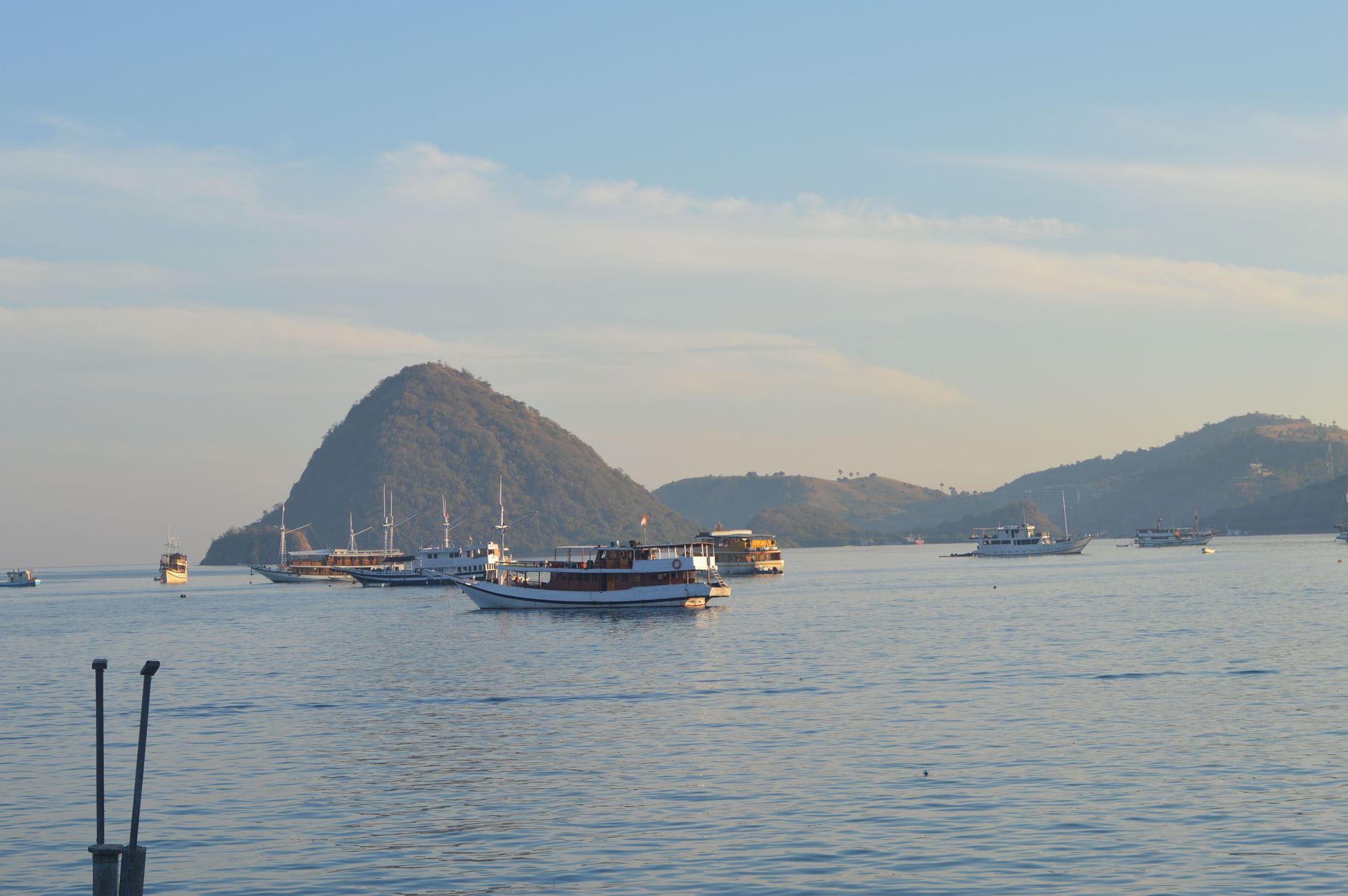 As colunas de basalto da Rocha dos Bordões a erguer-se acima da costa perto da Fajãzinha, Flores