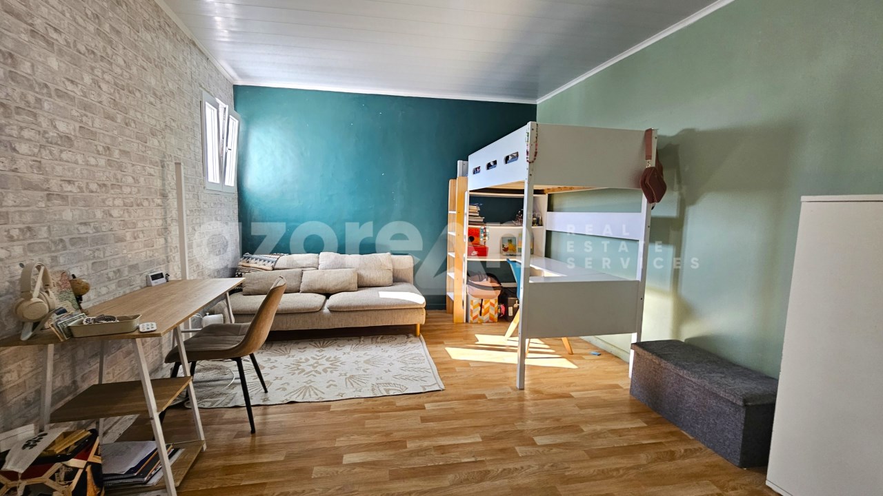 Bedroom with bunk beds and lounge